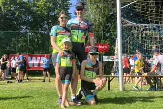 Familienausflug: Chemnitzer Nachwuchs glänzt beim Falkenauer Bergcrosslauf - Die stolzen Eltern mit den Nachwuchsgewinnern Kristin und Karl.