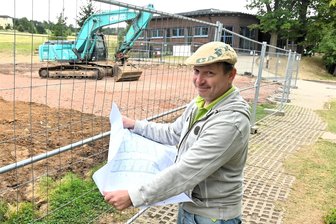Familienbäder, Duschen und WC: Der neue Komfort der Jugendherberge Falkenhain - Herbergsleiter Holger Nitzschke steht hier an der Baustelle für das neue Sanitärgebäude der Jugendherberge Falkenhain.
