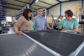 Familienbetrieb aus dem Vogtland sagt gelbem Blütenstaub den Kampf an - In der Milde-Rock GmbH hat jeder Mitarbeiter schon mal in der Produktionshalle gestanden und Gaze in die strapazierfähigen Rahmen gespannt - auch die Chefs Jessica Milde-Rock und Markus Milde (links). Täglich sind damit allerdings Madlen Schneider, Produktionsleiter Daniel Steiner (hinten) und Heike Färber beschäftigt. 
