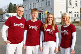 Familienbetrieb Pflegedienst: In Oberlungwitz legen sogar die Pflege-Zwillinge Lara und Luca (14) Hand an - Mario, Luca, Lara und Bianka Schädlich (von links) vor dem Firmensitz, der auch ein Wohnprojekt beherbergt.