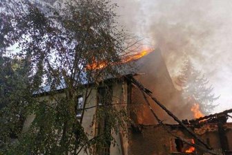 Familiendrama: Erzgebirger nach Brand von Dreiseitenhof in Weißbach angeklagt - Bei einem Brand im August 2020 ist dieses Gehöft in Weißbach fast völlig zerstört worden. Was Nachbarn damals vermuteten, ist Gewissheit geworden. Nach Familienstreitigkeiten soll das Feuer gelegt worden sein.