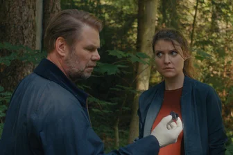 Familiendrama im „Erzgebirgskrimi“: Lohnt das Einschalten? - Die Kommissare Robert Winkler (Kai Scheve) und Karina Szabo (Lara Mandoki, Mitte) entdecken mit Försterin Saskia Bergelt (Teresa Weißbach) einen Tracker. Wo führt der hin?