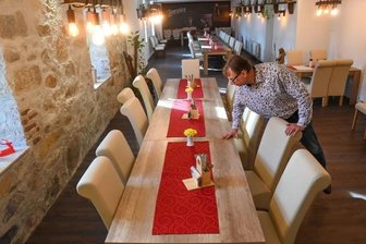 Familienfeiern, Tanz und Partys: Gasthöfe lassen es krachen - Jan Kösters, Chef des Gasthofes "Roter Hirsch" in Claußnitz hat einen neuen Gastraum auf der ehemaligen Kegelbahn geschaffen. 