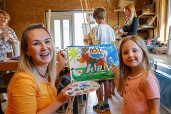 Familienfest im „Klackx“ Niederlungwitz: Wo Hobbykünstler die Leinwände stürmten - Unter Anleitung von Künstlerin Violetta Terlycha war auch Elsa Kirste aus Glauchau kreativ.