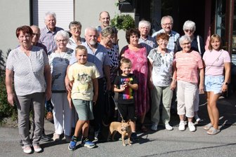 Familienfest in der alten Heimat in Langenbernsdorf - Die Cousinen und Cousins und ihre Familien vor der "Hasenheide".