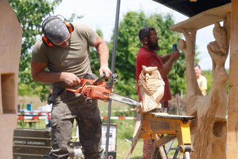 Familienfest in Stollberg: An der Streuobstwiese entstehen Kunstwerke aus Holz - Falk Weinhold aus Königswalde sägte beim Familienfest in Stollberg eine Eule mit vielen Details.