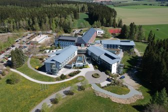 Familienfest und Metallica-Konzert vereint: Kartenverkauf für neues Fest im Vogtland startet - Auf dem Gelände des Green-Health-Gesundheitszentrums in Dorfstadt findet das Fest Anfang September statt.