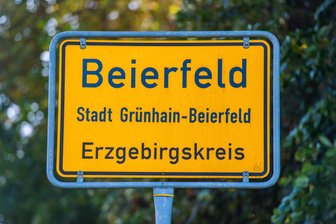 Familienforschung im Erzgebirge: Neues Buch nennt mehr als 6600 Familien in Beierfeld - Für den Stadtteil Beierfeld gibt es jetzt ein Ortsfamilienbuch.