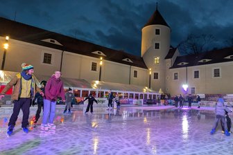 Familienfreundlicher Spaß auf Freibergs Eisbahn im Schlosshof - Die Eisbahn lohnt sich für einen Familienausflug.
