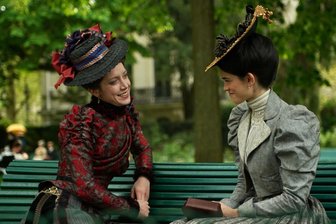 Familiengeheimnisse und ein tödliches Ritual - Mit reichlich Opulenz, aber kaum Tiefgang: Suzanne Lindon (links) als Adèle und Sara Giraudeau als Odette in einer Szene aus dem Film „Die Farben der Zeit“.