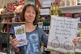 Familiengeschäft seit 90 Jahren für Naschkatzen und Geschenke-Sucher in Oederan - Das Süßwarengeschäft von Ramona Wache (Foto)in dritter Generation feiert 2022 sein 90-jähriges Bestehen. Neueste Geschenkideen sind Schilder mit pfiffigen Sprüchen oder Süßigkeiten mit regionaler Werbung.