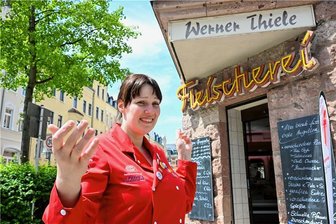 Familiengeschichte rund um die Wurst: Eine Fleischermeisterin und das Erbe ihres Urgroßvaters - Die Inhaberinnen des Familiebetriebs "Fleischerei Werner Thiele" Nora Seitz, stellt klar: "Der Name bleibt ganz sicher. Das hier ist immerhin das Erbe meiner Familie." 