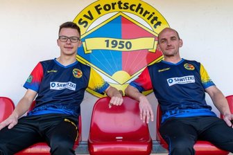 Familiengespann auf Torejagd - Treffsicheres Duo: Pascal Müllrich (l.) und sein Vater Matthias spielen seit dieser Saison gemeinsam im Männerteam des SV Fortschritt Lunzenau und beleben dort das Angriffsspiel. 12 der bisher 29 Tore des Mittelsachsenklasse-Zweiten gehen auf das Familienkonto.