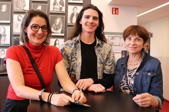 Familienleidenschaft und rührendes Wiedersehen im Theater: Große Emotionen zur Spielzeiteröffnung im Zwickauer Gewandhaus - Drei Generationen Theaterbesucher an einem Tisch im Gewandhaus-Foyer (v. l.): Peggy Heyer (48), Oskar Heyer (17) und Christina Heyer (70).