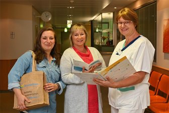 Familienlotsinnen in Mittelsachsen bieten niederschwellige Hilfe an: „Wir lotsen Eltern an die richtige Stelle“ - Begrüßen neue Eltern in der Station für Frauenheilkunde und Gynäkologie im Mittweidaer Krankenhaus: die Familienlotsinnen Carolin Fischer (li.) und Mandy Scholl (Mitte) mit Stationsleiterin Kerstin Dahlmanns.
