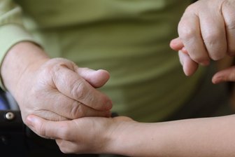 Familienministerin spricht sich für  Pflegegeld als Lohnersatz aus - Mit einem Pflegegeld soll der Anreiz zur Versorgung von Pflegebedürftigen für Familienangehörige erhöht werden.