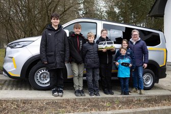 Familiennest Schöneck freut sich über neuen Kleinbus - Das Familiennest Schöneck hat einen neuen Bus bekommen.