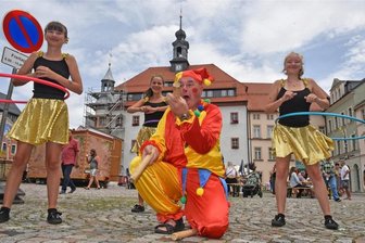 Familiensonntag in Oederan: Viele wünschen sich eine Neuauflage - Familiensonntag in Oederan, die Narren aus Breitenau erobern den Marktplatz: Uwe Krasselt mit Mia, Carina und Lea (von links).