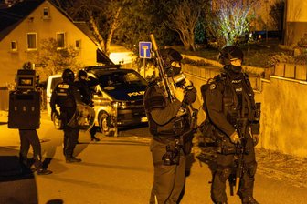 Familienstreit im Erzgebirge löst Großeinsatz der Polizei aus - Beim abendlichen Polizeieinsatz in Bernsbach rückte auch eine Spezialeinheit an.