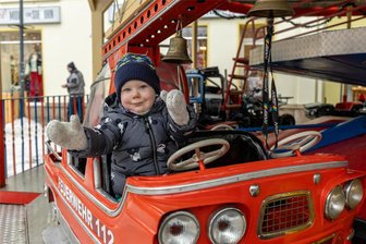 Familientag auf dem Auerbacher Weihnachtsmarkt - Wo die Schnäppchen zu finden sind - Nico Richter ist zum ersten Mal allein Karussell gefahren. Der Zweijährige ist stolz wie Bolle. Und seine Eltern haben Geld gespart.