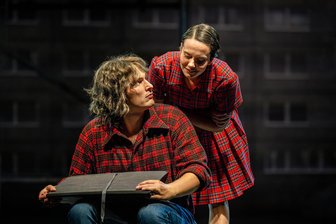 Familientag im Chemnitz Schauspiel: „Die neuen Leiden des jungen W.“ - Szenenfoto aus dem Stück „Die neuen Leiden des jungen W.“ mit Clemens Kersten (Edgar Wibeau) und Alida Bohnen (Charlie Schmidt).
