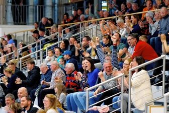 Familientickets: Wie Eispiraten, FSV und Co. um die nächste Fan-Generation kämpfen - Für Handball-Fans in Glauchau gibt es bisher keine Rabatte.