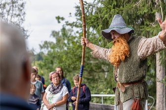 Familientour: Rübezahl lüftet Geheimnisse der Binge - Gästeführer Jürgen Bochmann schlüpft für Familienführungen durch die Binge in die Rolle des Berggeistes Rübezahl. Er nimmt die Teilnehmer mit in sein Reich und erklärt, warum der einstige Geyersberg durch den Bergbau zerstört worden ist. Dadurch entstand ein riesiger Krater - die heutige Binge. 