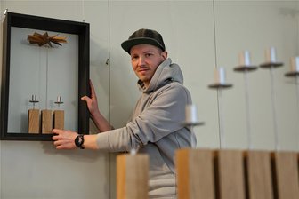 Familientradition trifft auf Innovation: Die 100-jährige Geschichte einer Erzgebirgsfirma - Er ist Gestalter im Handwerk und hat die Firma Horatzscheck im vergangenen Jahr übernommen: Norman Horatzscheck mit seiner Abschlussarbeit „Klötz'l“.