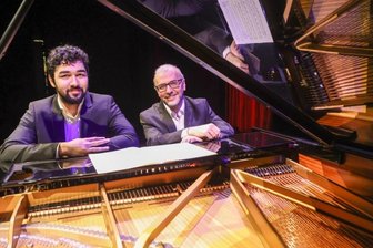 Familientreffen, vierhändig - Emanuel (links) und Dan Ratiu bei einer Probe am Flügel im Chemnitzer Opernhaus. Gemeinsam zu musizieren ist für Vater und Sohn ein Heimspiel. Dasgemeinsame Klavierspiel vor Publikum dagegen ist Neuland.
