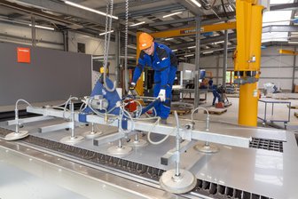 Familienunternehmen aus Franken investiert Millionen im Erzgebirge - Mehrere Millionen Euro hat die Firma Büsch in den Umbau ihres Lagers zur Werkhalle investiert – im Bild Thomas Barth an der Laserschneidanlage, die eigens angeschafft wurde.