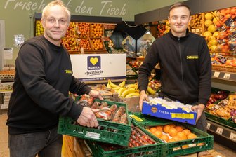 Familienunternehmen übernimmt Supermarkt im Erzgebirge: Junger Chef startet in dritter Generation - Mike Schubert und Sohn Leon Schubert in ihrem „Nah- und Gut“-Markt in Cranzahl.