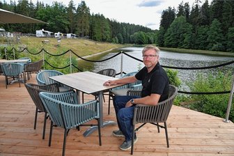 Familienurlaub in Siebenbrunn: Das ändert sich am Gläsernen Bauernhof - Dennis Martin (49), Besitzer des Gläsernen Bauernhofs Siebenbrunn, auf der neu gestalteten Terrasse am Café und Hofladen. In den nächsten zwei Jahren will der Unternehmer den Hof zum Urlaubsort ausbauen.