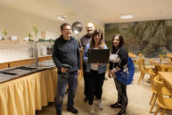 Familienurlaub mit kleinerem Geldbeutel im Erzgebirge? Eine neue Idee für eine alte Mühle - Gehören zum Team der Jugendherberge Neudorf: Hausmeister Jens Zschocke, Küchenchef Andreas Ranck, Hauswirtschafterin Veronika Perankova und Romy Fritzsche, Assistentin der Herbergsleitung (v. l.).