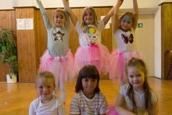 Familienzentrum feiert trotz Regens - Zum Sommerfest präsentierten die Workshop-Teilnehmerinnen ihre Tänze vor Publikum. Danach gab es für die Kinder im Familienzentrum noch Eis. 