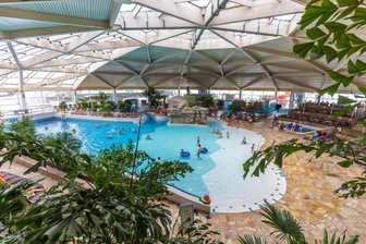 Family Twister, Gruselführung und Katzenkrimi: Das ist in den Herbstferien im Erzgebirge los - Das Freizeitbad an den Greifensteinen in Geyer ist in den zurückliegenden Jahren umfassend modernisiert worden und hat unter anderem eine neue Rutschenlandschaft erhalten.