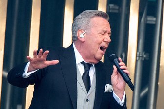 Fan-Beschwerden nach Roland-Kaiser-Stadionkonzerten: Was blüht dem Publikum in Leipzig? - Schlagersänger Roland Kaiser beim Auftakt seiner Tour "RK 50 - 50 Jahre - 50 Hits - Die große Tournee zum 50. Bühnenjubiläum" in der Kalkberg-Arena Bad Segeberg. Mit seinen sich anschließenden Stadion-Auftritten waren nicht alle glücklich.