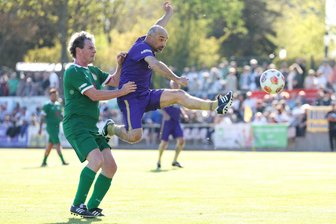 Fan des FC Erzgebirge Aue: „Lasst doch die beiden Trainer in der 3. Liga spielen!“ - Nicht nur Khvicha Shubitidze (FC Erzgebirge Aue Allstars, in Lila) verzückte die Fans im Oelsnitzer Elstertalstadion.