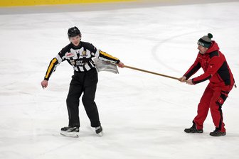 Fan-Protest, Pommes-Wurf, Top-Unterzahl und Topscorer-Verletzung: Freud und Leid bei den Eispiraten Crimmitschau - Ungewöhnliche Szene nach dem Pommes-Wurf: Eismeister Enrico Hamori wird von einem Linienrichter zum Reinigungseinsatz gezogen.