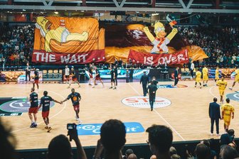 Fanclub der Niners Chemnitz plant große Choreografie für das erste Finalspiel im Europapokal - Mit dieser riesigen Choreografie feierten die Fans der Niners Chemnitz im September 2021 das erste Spiel ihrer Mannschaft vor voller Halle in der Basketball-Bundesliga.