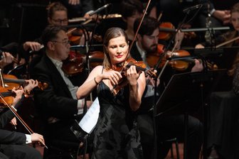 „Fanfaren des Friedens“: Star-Geigerin Lisa Batiashvili kommt zu Chemnitzer Sinfoniekonzerten - Lisa Batiashvili bei der Europäischen Kulturpreisgala im Grand Auditorium der Philharmonie Luxembourg in Kirchberg in Luxemburg.
