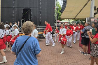Fanfaren, Eispiraten, Feierlaune – Stadtfest Crimmitschau geht in Runde zwei - Mit dem Einzug des Crimmitschauer Fanfarenzugs ist das Stadtfest am Samstagmorgen gestartet.