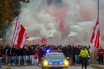 Fanmarsch bei den Eispiraten Crimmitschau: 300 Anhänger sorgen mit Sprechchören und Nebeltöpfen schon vor dem ersten Bully für Stimmung - Mit einem Fanmarsch stimmen sich die Eispiraten-Fans auf die neue Saison ein.