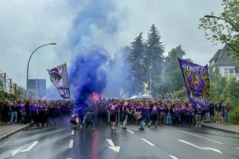 Fanmarsch im Erzgebirge: Warum der FCE-Präsident stolz auf die Fans der Veilchen ist - Mehr als 500 Fans des FC Erzgebirge Aue haben sich am Sonnabend vom Auer Altmarkt aus gemeinsam auf den Weg zum Erzgebirgsstadion gemacht. Im Lößnitztal wurde letzte Meisterschaftsspiel dieser Saison gegen Mannheim ausgetragen.
