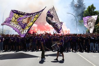 Fanmarsch in Aue vor letztem FCE-Heimspiel: Pyro, Sonne, Superstimmung - Mehr als 800 Fans des FC Erzgebirge Aue waren am Samstag beim Fanmarsch vor dem letzten Heimspiel der Saison dabei.