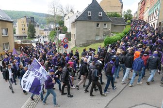 Fanmarsch ins Auer Fußballstadion -