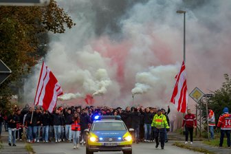 Fanmarsch vor Eishockey-Sachsenderby zwischen Crimmitschau und Weißwasser: Polizei schickt Motorradstaffel - Bilder vom Fanmarsch im September 2024. Am Sonntag laufen die Eispiraten-Fans wieder zum Kunsteisstadion.