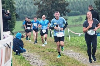 Fanmeilen stellen den Regen in den Schatten - Bei Regen kämpfen sich einige Gassenläufer die letzten Meter hinauf zum Ziel am "Alten Gericht".