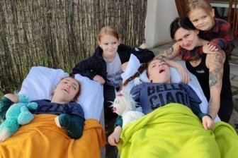 Fanny und Stella brauchen Hilfe - Die Zwillinge Fanny und Stella mit ihrer Mutti Stephanie Dietrich-Schulz, Schwester Siiri und Bruder Rokki. 