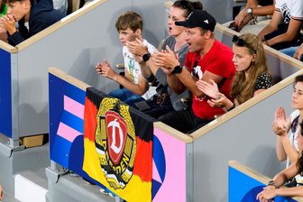 Fans aus Sachsen fallen im olympischen Tennis-Stadion auf: mit der Dynamo-Flagge durch Paris - Familie Mantel aus Dresden mit ihrer ganz besonderen Fahne im Tennis-Stadion der Olympischen Spiele in Paris: Alwin, Svenja, Felix und Annelie (von links).