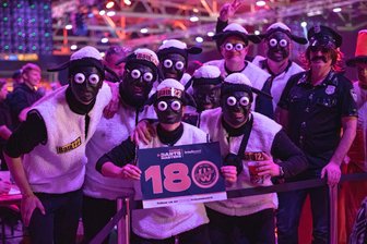 Fans beim Promi-Darts in Chemnitz: Wenn eine Schafsherde auf die „Saufzwerge“ trifft - Eine Herde wilder Schafe ist aus Finsterwalde nach Chemnitz gekommen – und war ein beliebtes Fotomotiv an den Raststätten.